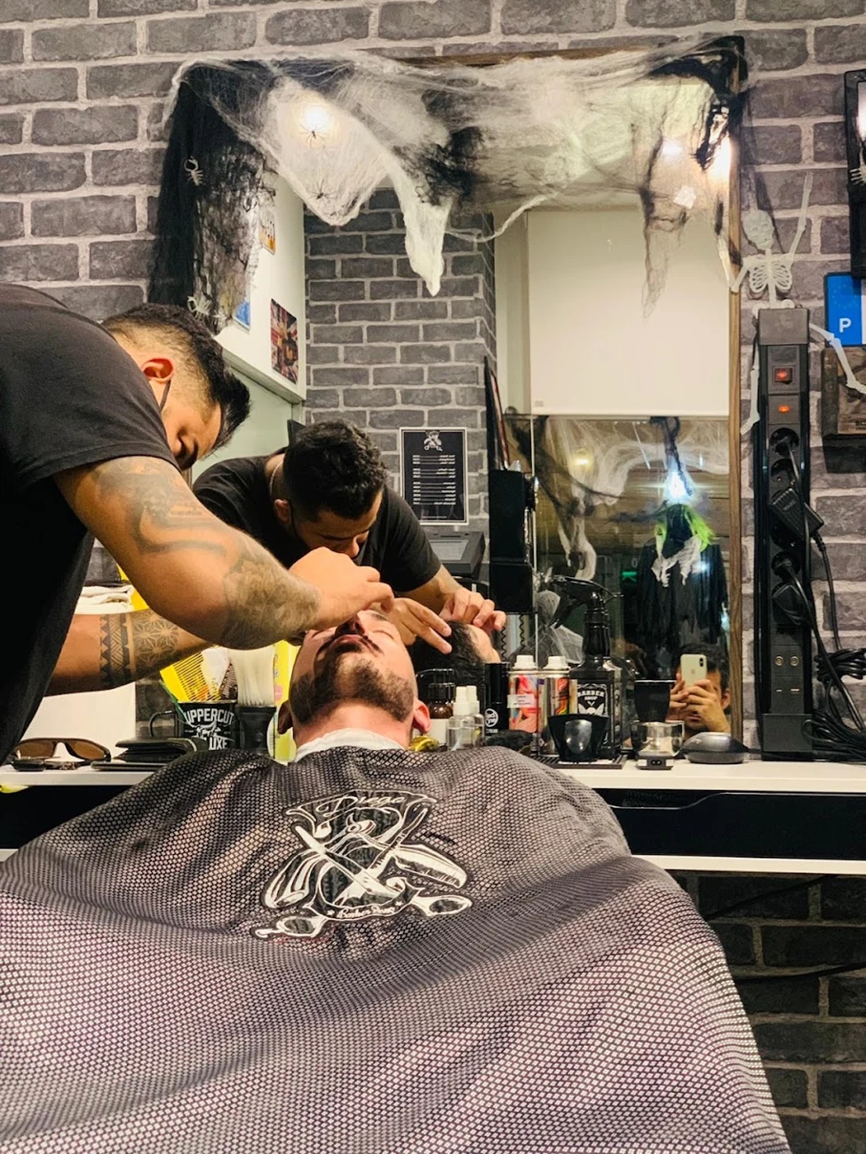 Barbeiro da Diego Barbershop a trabalhar numa barba