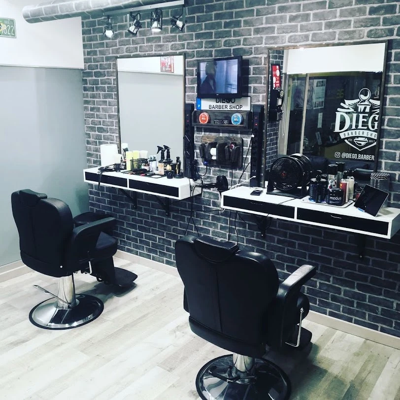 Cadeiras e postos de trabalho da Diego Barbershop na Parede